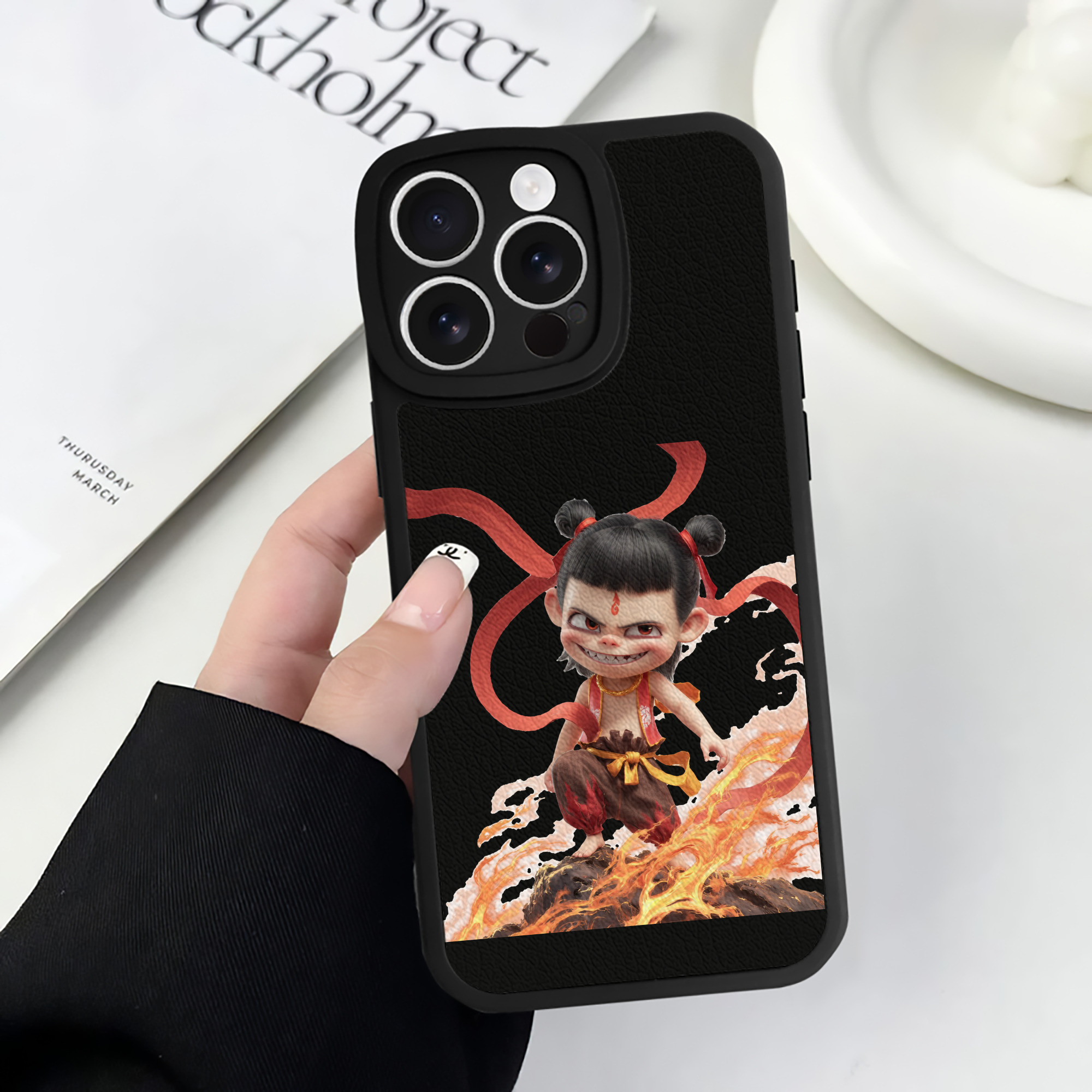 （画像用） Ne Zha 2 ナタ 魔童の大暴れ 【iPhone 16シリーズ対応】シリコンスマホケース（レザー調） 材質：シリコン